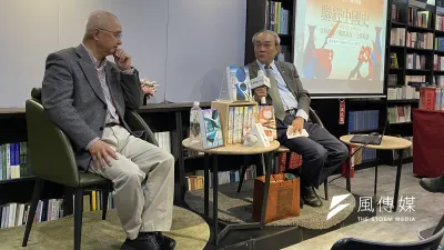 2024年1月31日。聯經出版中國史媒體茶敘,聯經出版發行人林載爵(左)和中研院院士王汎森(右)。(李岱青攝)