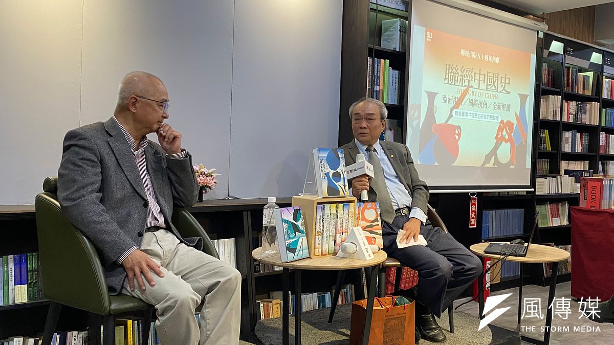 2024年1月31日。聯經出版中國史媒體茶敘,聯經出版發行人林載爵(左)和中研院院士王汎森(右)。(李岱青攝) 2024年1月31日。聯經出版中國史媒體茶敘,聯經出版發行人林載爵(左)和中研院院士王汎森(右)。(李岱青攝)
