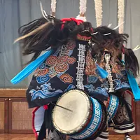 岩手県花巻市の老舗染物会社・小彌太がFPCJ主催プレスツアーで、3Dプリンターによる鹿頭製作やゴムわらじ開発を紹介。春日流落合鹿踊りの演舞と大野氏の説明を通じ伝統芸能継承への挑戦を示した。(撮影 黃信維) 岩手県花巻市の老舗染物会社・小彌太がFPCJ主催プレスツアーで、3Dプリンターによる鹿頭製作やゴムわらじ開発を紹介。春日流落合鹿踊りの演舞と大野氏の説明を通じ伝統芸能継承への挑戦を示した。(撮影 黃信維)