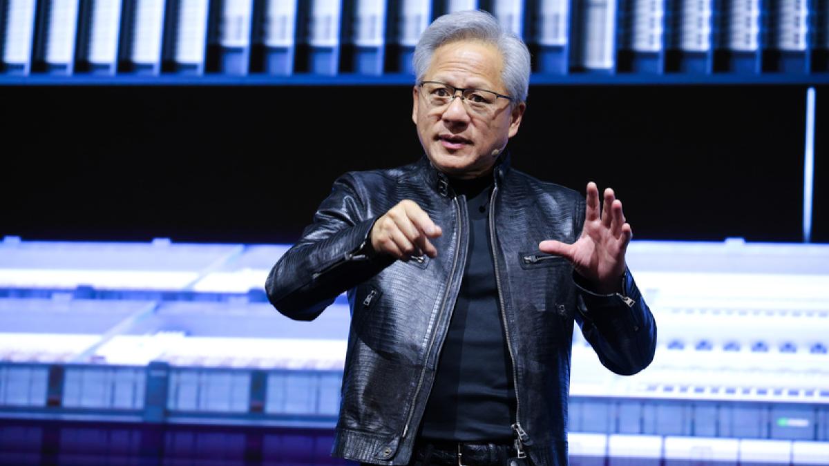 輝達頂級伺服器中國黑市逼近4000萬!黃仁勳警告:拼裝資料中心「死路一條」