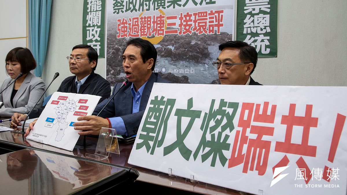 觀塘第三天然氣接收站案8日在環評大會中通過,國民黨桃園市長參選人陳學聖(右2)9日批民進黨違背諾言,發豪語表示若黨選桃園市長,會立刻勒令觀塘案停工。(顏麟宇攝) 觀塘第三天然氣接收站案8日在環評大會中通過,國民黨桃園市長參選人陳學聖(右2)9日批民進黨違背諾言,發豪語表示若黨選桃園市長,會立刻勒令觀塘案停工。(顏麟宇攝)