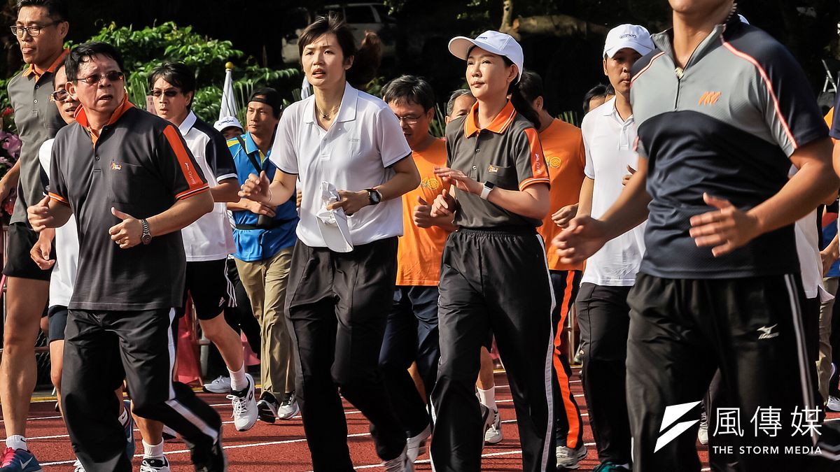 台塑生醫王瑞瑜(右三)董事長於此波新冠肺炎疫情爆發之初,即要求相關同仁做好技術開發與生產準備。(甘岱民攝) 台塑生醫王瑞瑜(右三)董事長於此波新冠肺炎疫情爆發之初,即要求相關同仁做好技術開發與生產準備。(甘岱民攝)