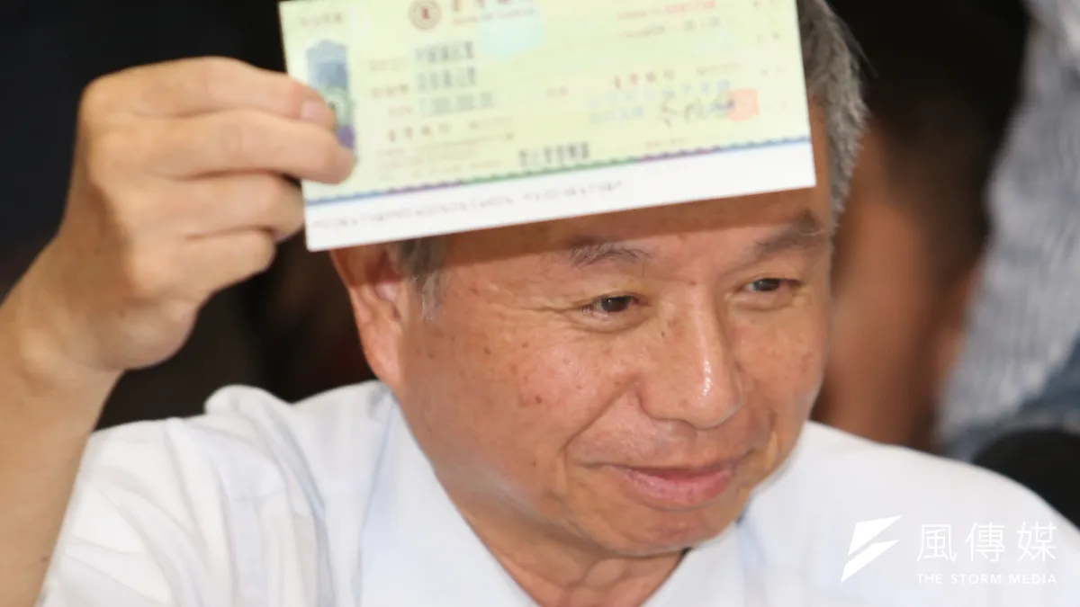 前衛生署長楊志登記競選國民黨總統黨內初選。他手上拿著登記所需的7百萬支票。(吳逸驊攝)