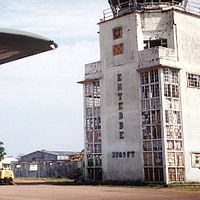 イスラエルは1976年にウガンダのエンテベ空港を急襲し、ハイジャックされた105人のユダヤ人乗客を救出した。エンテベ空港の旧ターミナルには当時の軍事行動の痕跡が残っている。(Wikipediaから) イスラエルは1976年にウガンダのエンテベ空港を急襲し、ハイジャックされた105人のユダヤ人乗客を救出した。エンテベ空港の旧ターミナルには当時の軍事行動の痕跡が残っている。(Wikipediaから)