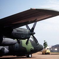 イスラエルは1976年にウガンダのエンテベ空港を急襲し、ハイジャックされた105人のユダヤ人乗客を救出した。エンテベ空港の旧ターミナルには当時の軍事行動の痕跡が残っている。(Wikipediaから) イスラエルは1976年にウガンダのエンテベ空港を急襲し、ハイジャックされた105人のユダヤ人乗客を救出した。エンテベ空港の旧ターミナルには当時の軍事行動の痕跡が残っている。(Wikipediaから)