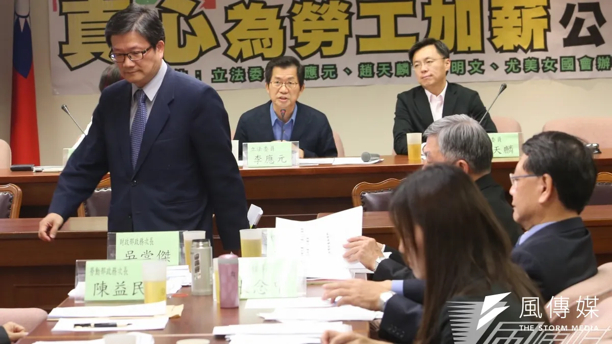民進黨立委尤美女、李應元、趙天麟17日在立院舉行為勞工加薪公聽會。(吳逸驊攝)