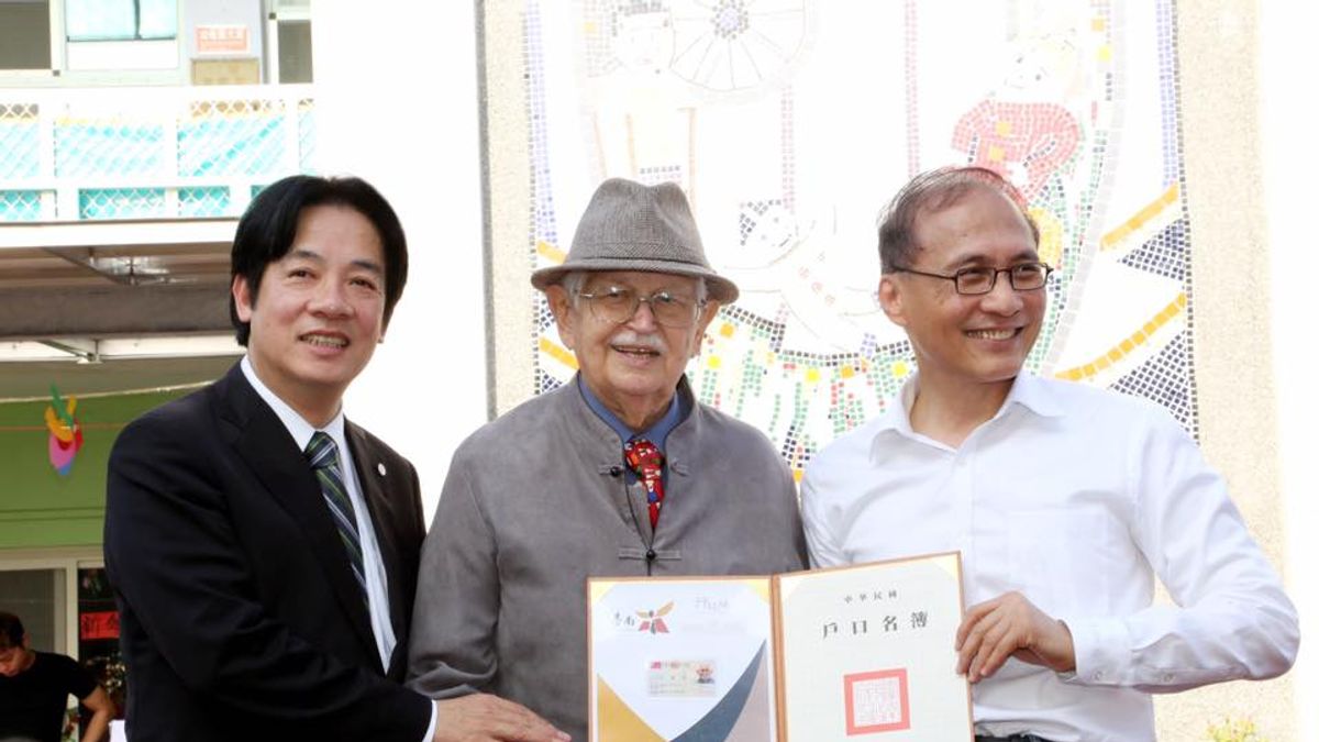 等了54年,甘惠忠神父終於取得台灣身分證。(圖/作者取自賴清德臉書|想想論壇提供) 等了54年,甘惠忠神父終於取得台灣身分證。(圖/作者取自賴清德臉書|想想論壇提供)