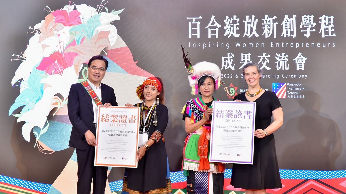 夷將Icyang主委與孫曉雅Sandra Oudkirk處長頒發結業證書。(圖/原民會提供) 夷將Icyang主委與孫曉雅Sandra Oudkirk處長頒發結業證書。(圖/原民會提供)