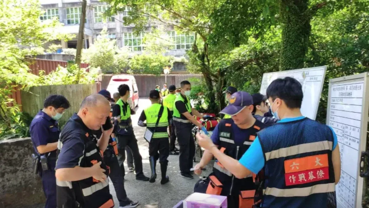 新北瑞芳一個登山團在踏青途中,遭到蜂群螫咬。(圖/翻攝自記者爆料網)