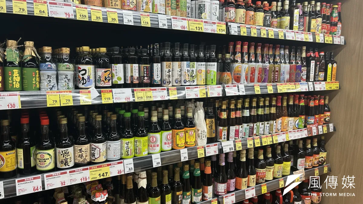 食用油上游製造商「中聯油脂」自主通報,其生產的大豆沙拉油檢驗出一級致癌物「苯駢芘(BaP)」嚴重超標,事件迅速蔓延至國內三大油品巨頭泰山、福壽及福懋,波及全台數百家餐飲業者、超商鮮食及學校團膳。(資料照/李艾庭攝)