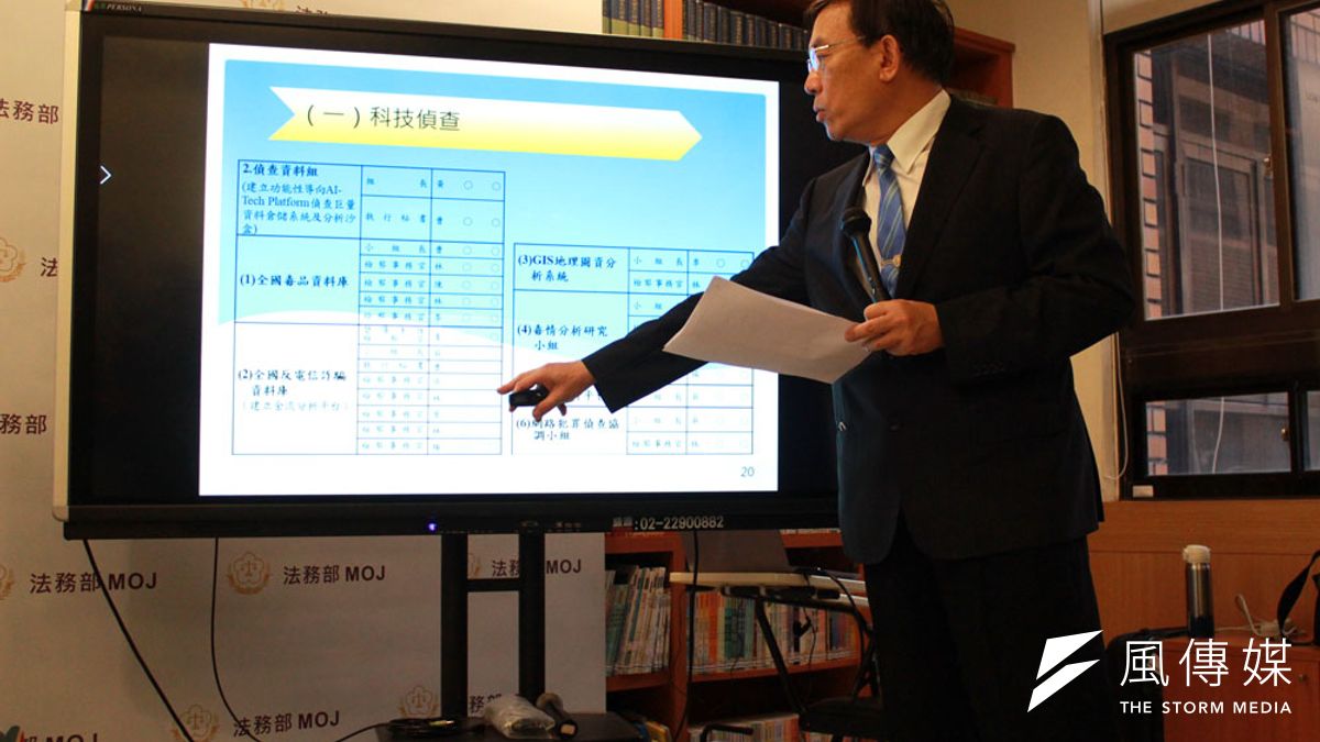 邢泰釗嚴格把關監控中心工程品質,日前也親自向媒體說明進度。(侯柏青攝) 邢泰釗嚴格把關監控中心工程品質,日前也親自向媒體說明進度。(侯柏青攝)