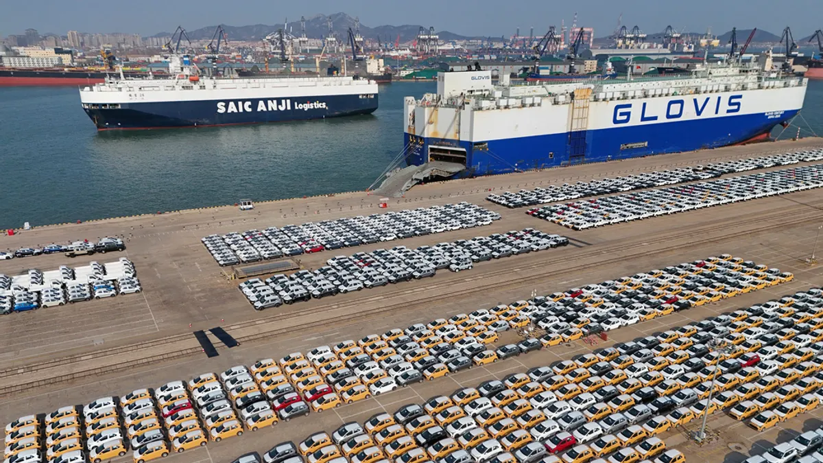 車輛和卡車在中國東部的山東省煙台的一個港口等待運輸出口。(美聯社)