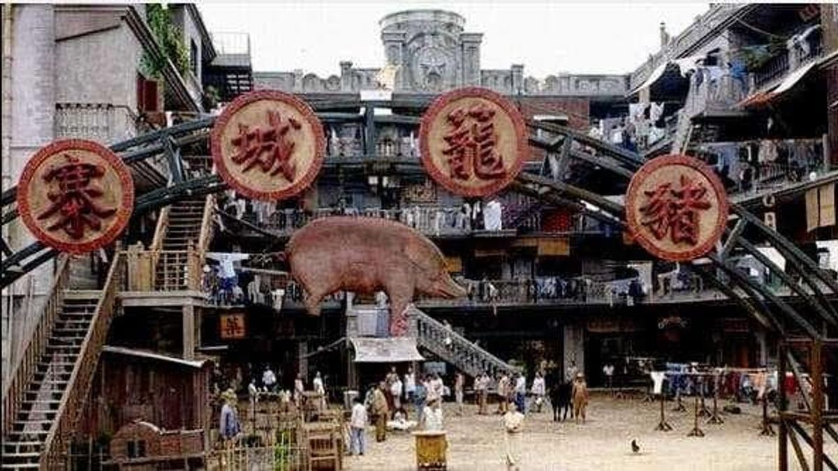 周星馳諸多大賣的搞笑電影中,《功夫》絕對擠得進前三名,其中令人發噱的村名叫做「豬籠城寨」。(作者廖念漢提供) 周星馳諸多大賣的搞笑電影中,《功夫》絕對擠得進前三名,其中令人發噱的村名叫做「豬籠城寨」。(作者廖念漢提供)