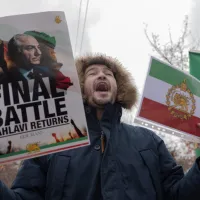 2026年2月28日、アルメニアのイラン大使館前でデモを行うイラン市民ら。米国とイスラエルによる対イラン空爆への支持を表明した(写真/AP通信)。 2026年2月28日、アルメニアのイラン大使館前でデモを行うイラン市民ら。米国とイスラエルによる対イラン空爆への支持を表明した(写真/AP通信)。