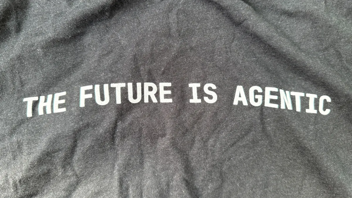 2025年11月17日。人工知能コンサルティング会社LanternのTシャツ。(AP) 2025年11月17日。人工知能コンサルティング会社LanternのTシャツ。(AP)