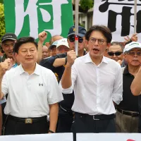 民眾黨主席黃國昌(右二)怒轟賴清德,一個月的薪水46萬,不要拿納稅人的錢拿去買來做自己的功德。(顏麟宇攝) 民眾黨主席黃國昌(右二)怒轟賴清德,一個月的薪水46萬,不要拿納稅人的錢拿去買來做自己的功德。(顏麟宇攝)