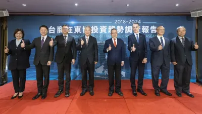 中經院主任徐遵慈(左起)、外交部主秘甄國清、經濟部主秘莊銘池、總統府資政沈榮津、中經院董座曹添旺、美商鄧白氏國際市場首席營運長鮑文安(Julian Prower)、行政院前政委鄧振中、建大總裁楊銀明,9日於記者會合影。(美商鄧白氏台灣分公司提供)