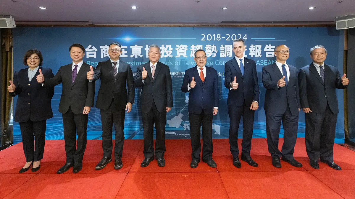 中經院主任徐遵慈(左起)、外交部主秘甄國清、經濟部主秘莊銘池、總統府資政沈榮津、中經院董座曹添旺、美商鄧白氏國際市場首席營運長鮑文安(Julian Prower)、行政院前政委鄧振中、建大總裁楊銀明,9日於記者會合影。(美商鄧白氏台灣分公司提供) 中經院主任徐遵慈(左起)、外交部主秘甄國清、經濟部主秘莊銘池、總統府資政沈榮津、中經院董座曹添旺、美商鄧白氏國際市場首席營運長鮑文安(Julian Prower)、行政院前政委鄧振中、建大總裁楊銀明,9日於記者會合影。(美商鄧白氏台灣分公司提供)