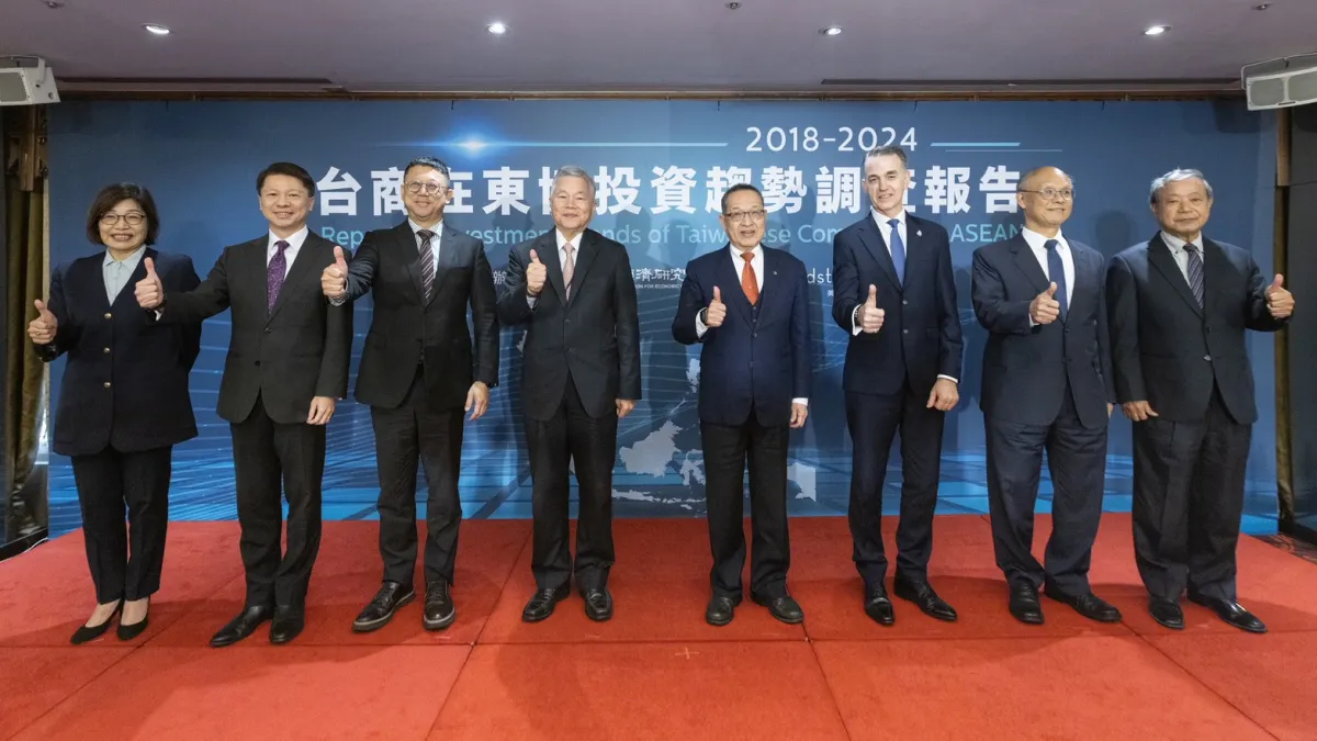 中經院主任徐遵慈(左起)、外交部主秘甄國清、經濟部主秘莊銘池、總統府資政沈榮津、中經院董座曹添旺、美商鄧白氏國際市場首席營運長鮑文安(Julian Prower)、行政院前政委鄧振中、建大總裁楊銀明,9日於記者會合影。(美商鄧白氏台灣分公司提供)