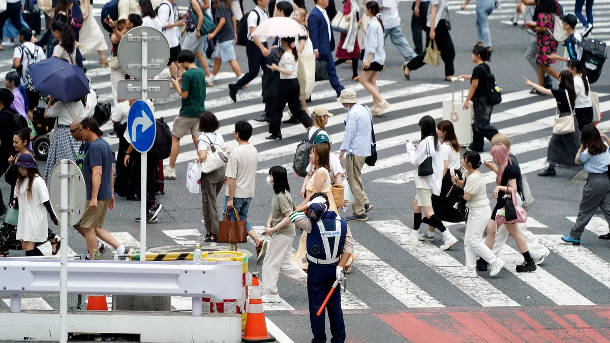 外媒《CNN》報導,面對中國動武陰影,台灣不少民眾啟動「備案人生」,申請第 2 本護照、規劃資產外移、購買海外房產。(示意圖/美聯社)
