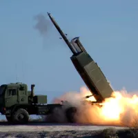 HIMARS多連装ロケット発射システム(HIMARS)は陸軍戦術ミサイル(ATACMS)を搭載し、射程は300キロメートル、大陸の軍事目標を越境攻撃可能である。(写真/米国国防総省提供) HIMARS多連装ロケット発射システム(HIMARS)は陸軍戦術ミサイル(ATACMS)を搭載し、射程は300キロメートル、大陸の軍事目標を越境攻撃可能である。(写真/米国国防総省提供)
