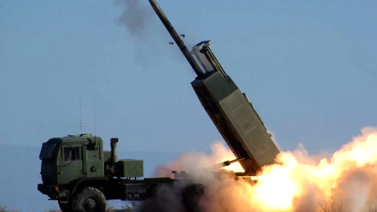 海馬士多管火箭發射車(HIMARS)搭載陸軍戰術飛彈(ATACMS)射程達300公里,可跨海打擊大陸軍事目標。(美國國防部)