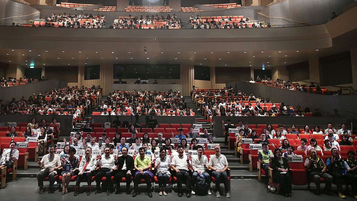 新北市長侯友宜參加「2019大觀國際表演藝術節」開幕典禮與貴賓及學生合影。 (圖/新北市新聞局提供) 新北市長侯友宜參加「2019大觀國際表演藝術節」開幕典禮與貴賓及學生合影。 (圖/新北市新聞局提供)