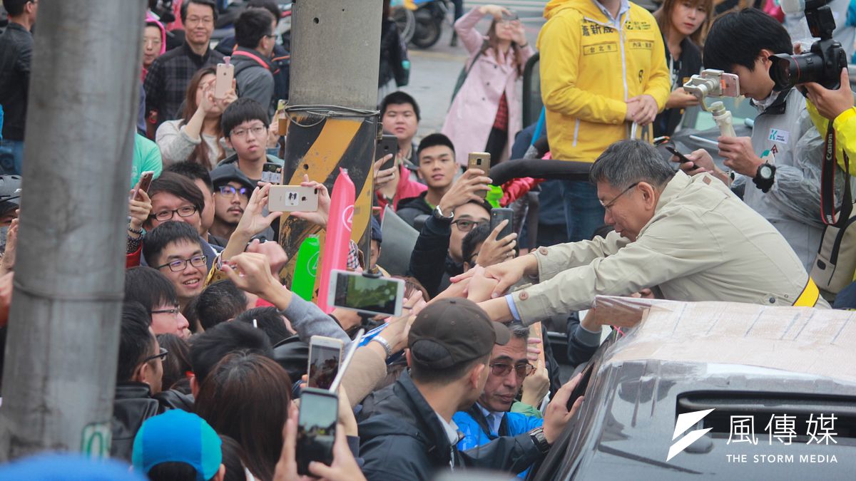 20181123-選前之夜持續車隊掃街,台北市長柯文哲前進東區拉票,不少民眾湧上街頭,與柯文哲合照擊掌。(方炳超攝) 20181123-選前之夜持續車隊掃街,台北市長柯文哲前進東區拉票,不少民眾湧上街頭,與柯文哲合照擊掌。(方炳超攝)
