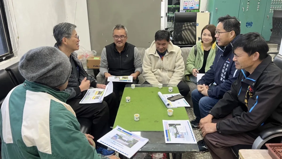 和平區梨山里每逢下雨即遇水質混濁,中市經發局長張峯源在地里長及民代一起會勘改善。(圖/台中市政府)