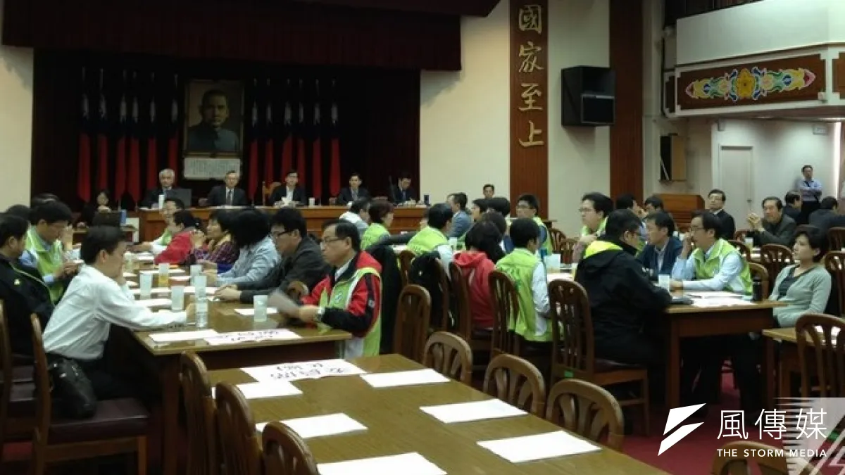 內政委員會民進黨籍召委陳其邁24日上午針對服貿舉行會議。(王立柔攝)