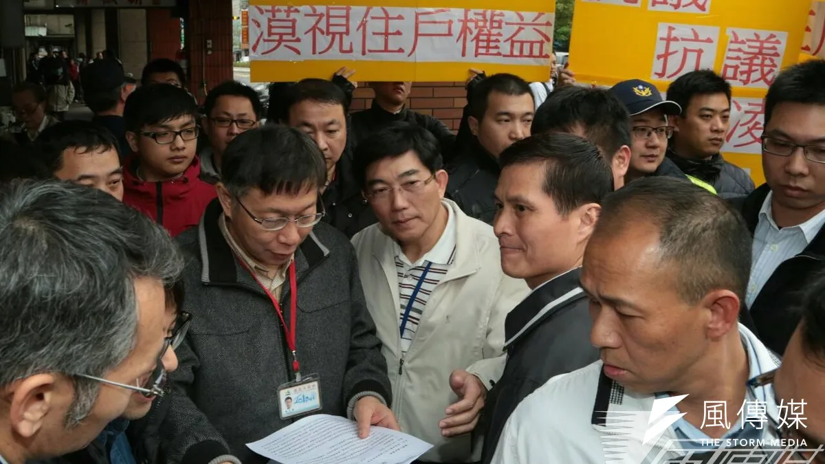 台北市準備釋出聯開住宅,市長柯文哲與副市長林欽榮到龍山寺視察,有擔心房價受影響的住戶到現場抗議。(余志偉攝)