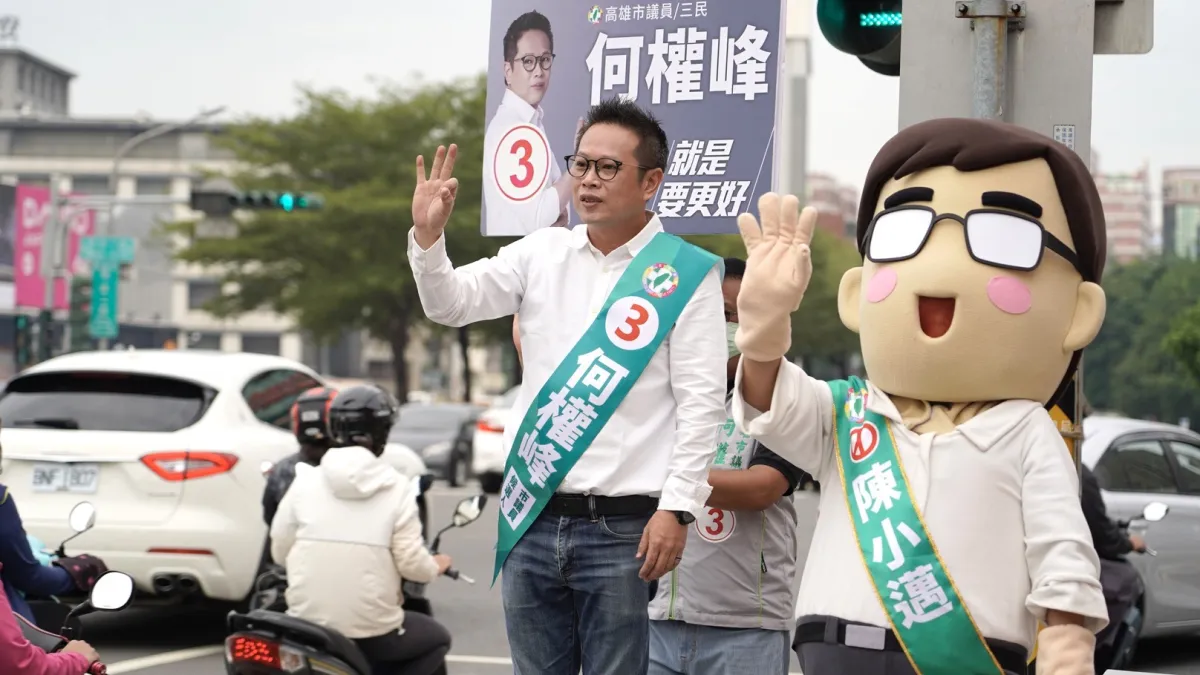 何權峰議員偕同「陳小菊」及「陳小邁」站路口掃街拜票,民眾反應熱絡。(圖/何權峰競總提供)