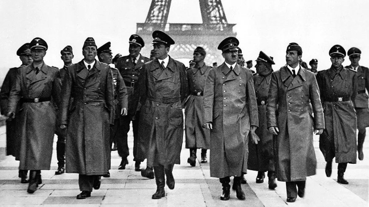 1940年6月23日,納粹德國領導人希特勒(Adolf Hitler)巡視被德軍攻佔的法國首都巴黎(Bundesarchiv, Bild 183-H28708@Wikipedia / / CC BY-SA 3.0 DE)