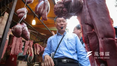 台北市長柯文哲8日於請假首日一早便至濱江市場掃街拜票,談到小野激動落淚,柯文哲重申小野是文化人不是政治人。(顏麟宇攝)