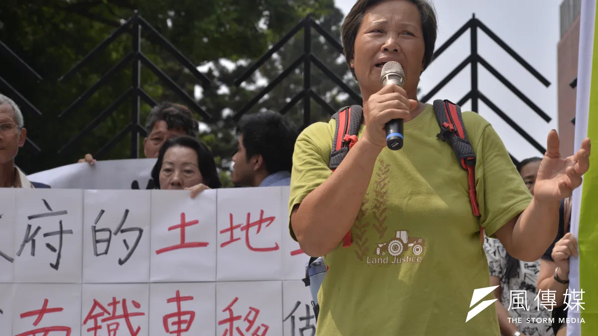 反南鐵東移自救會與民團「南鐵青」26日在內政部營建署前,向都市計劃委員會抗議。(資料照,甘岱民攝)