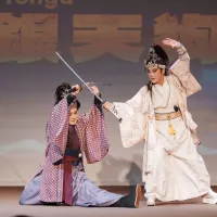 旗艦製作《金銀天狗》 由何佩芸飾元虎(左),陳昕宇飾楊玉郎(右)。(圖/國立傳統藝術中心提供) 旗艦製作《金銀天狗》 由何佩芸飾元虎(左),陳昕宇飾楊玉郎(右)。(圖/國立傳統藝術中心提供)
