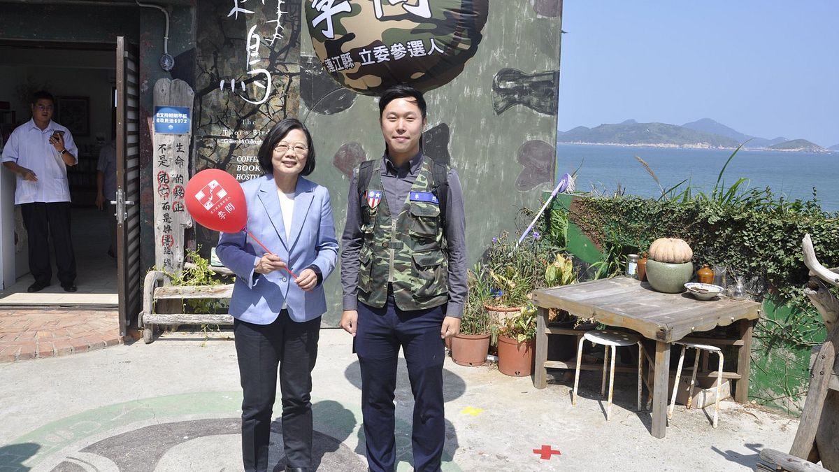 民進黨連江縣黨部主委李問(右),去年代表民進黨投入連江縣立委選戰,雖然最終落敗,但他選擇留守深耕,期待能翻轉民進黨的「離島荒」。左為總統蔡英文。(取自李問臉書) 民進黨連江縣黨部主委李問(右),去年代表民進黨投入連江縣立委選戰,雖然最終落敗,但他選擇留守深耕,期待能翻轉民進黨的「離島荒」。左為總統蔡英文。(取自李問臉書)