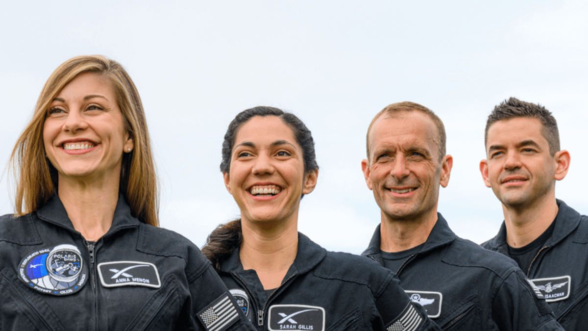 SpaceX網路直播12日顯示,4位沒有受過專業訓練的太空人執行「北極星黎明」任務,成為史上首趟太空漫步的民間太空人。(圖/翻攝自X/Gillis_SarahE) SpaceX網路直播12日顯示,4位沒有受過專業訓練的太空人執行「北極星黎明」任務,成為史上首趟太空漫步的民間太空人。(圖/翻攝自X/Gillis_SarahE)