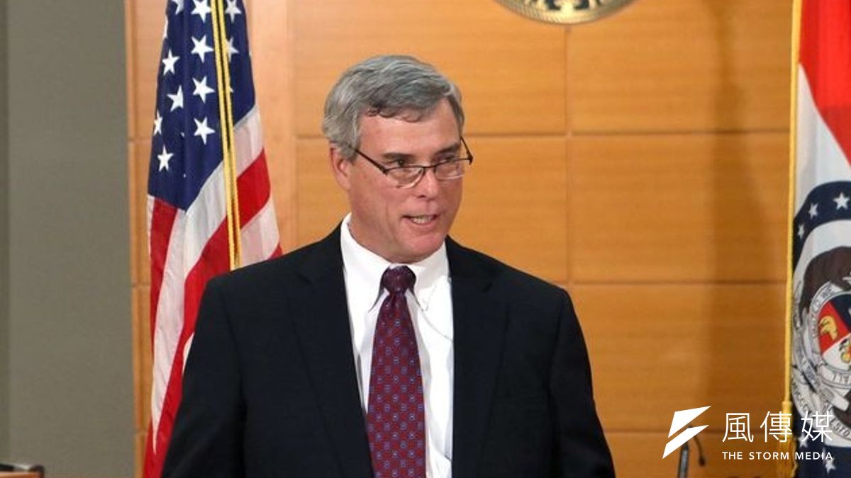 美國密州聖路易郡的檢察總長麥可洛克24日晚間宣讀判決。(美聯社) 美國密州聖路易郡的檢察總長麥可洛克24日晚間宣讀判決。(美聯社)