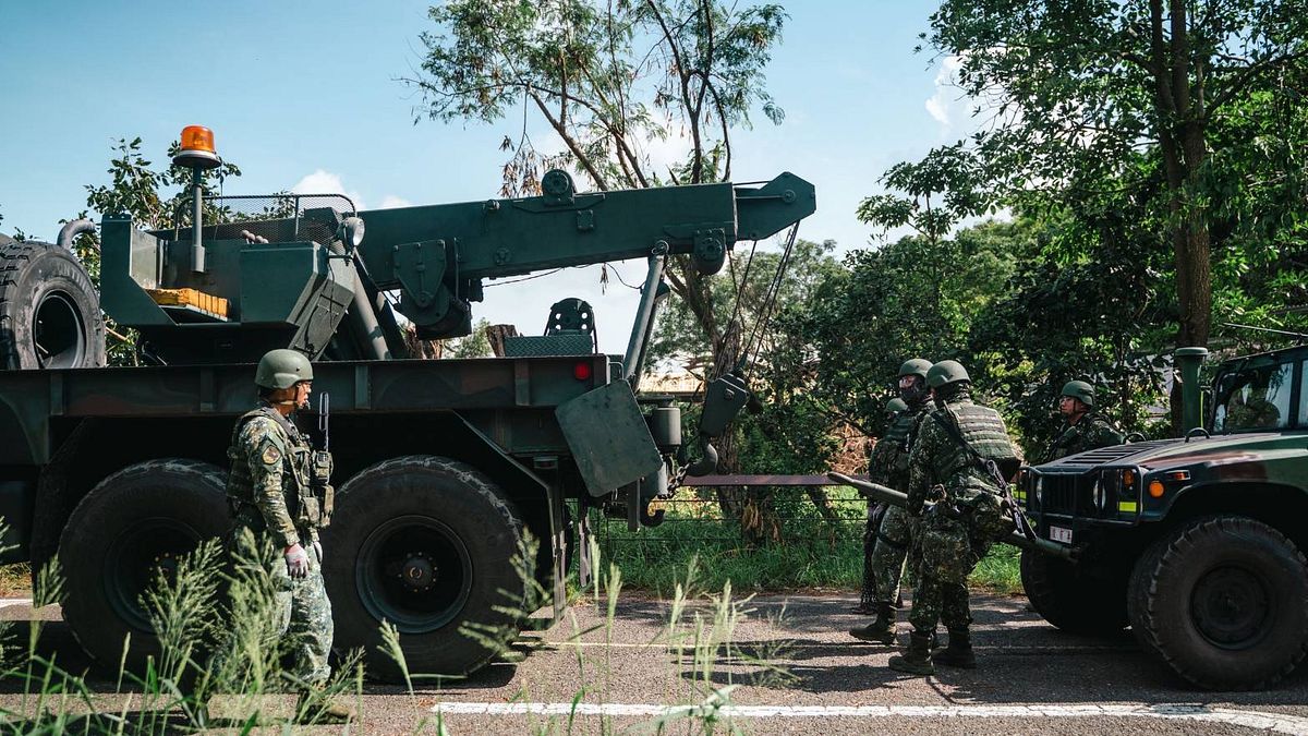漢光41號演習進行持久作戰階段模擬,圖文陸軍第四地區支援指揮部戰場搶修作業。(第四作戰區提供) 漢光41號演習進行持久作戰階段模擬,圖文陸軍第四地區支援指揮部戰場搶修作業。(第四作戰區提供)
