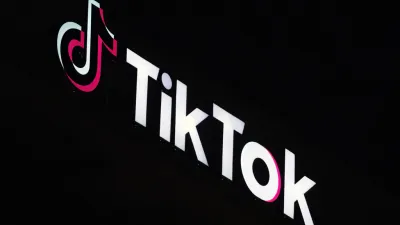 2024年12月3日。加州庫佛城(Culver City)的大樓外展示了一個抖音(TikTok)標誌。(AP)