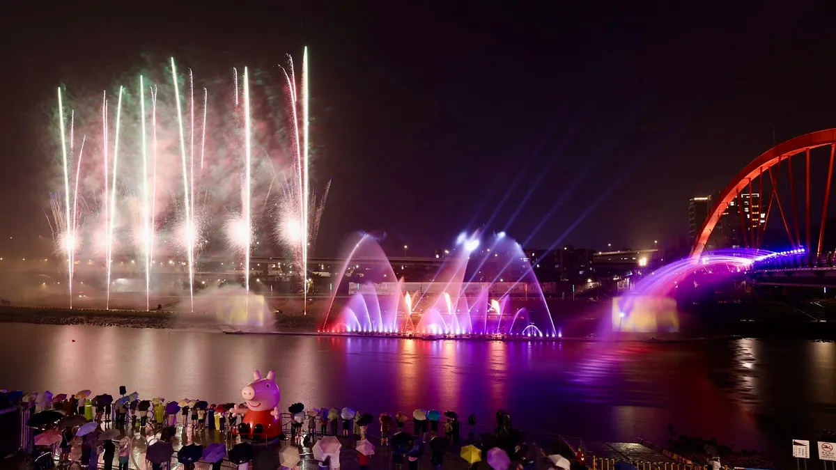 2025台北水舞嘉年華壓軸「水火共舞」,吸引民眾齊聚彩虹橋。(圖/臺北市政府觀傳局提供) 2025台北水舞嘉年華壓軸「水火共舞」,吸引民眾齊聚彩虹橋。(圖/臺北市政府觀傳局提供)
