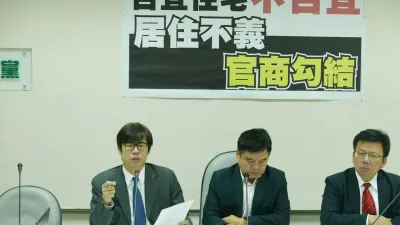 立委陳其邁(左一)在臉書上砲轟,合宜宅就像危樓一樣,要求新北市長朱立倫應該出來面對。(取自陳其邁臉書)