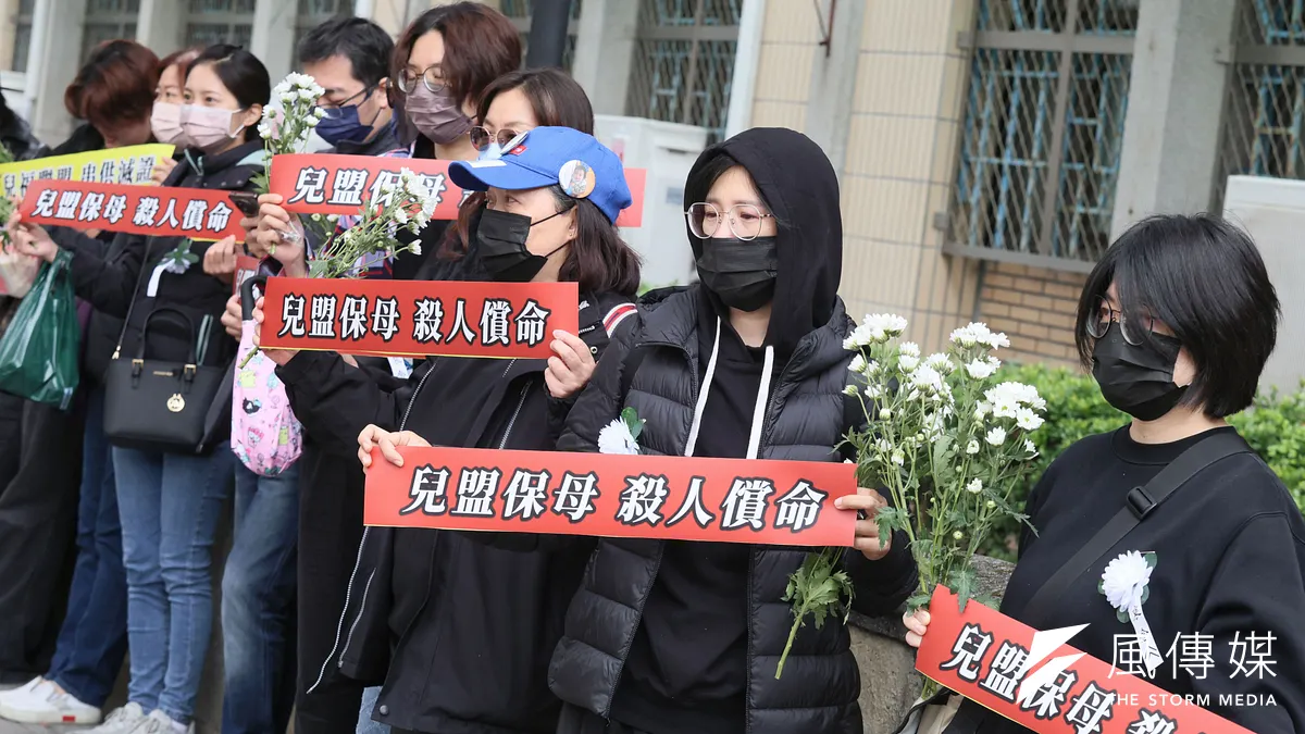 保母劉彩萱、劉若琳姐妹被控虐死剴剴案22日台灣高等法院進行辯論庭,聲援剴剴的民眾在法院外表達立場。(資料照,柯承惠攝)