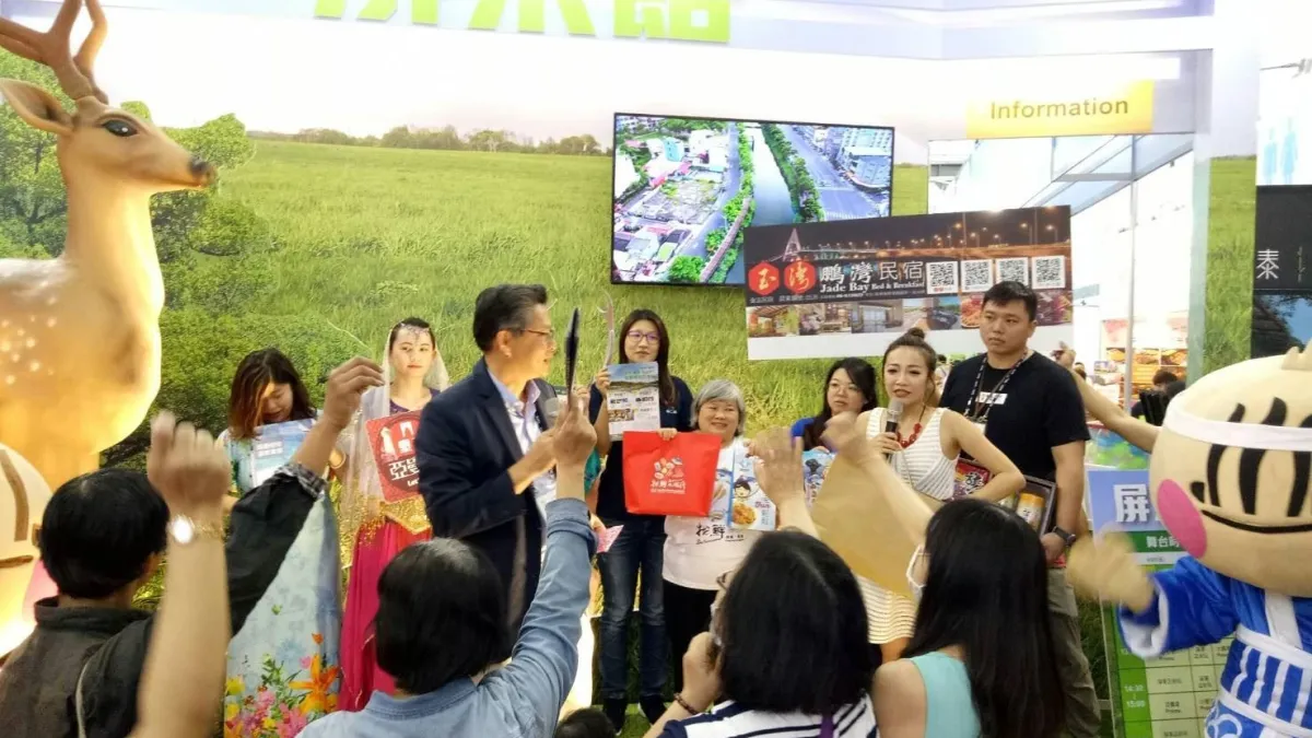 屏東生態旅遊正夯,巨型梅花鹿高雄旅展現蹤。(圖/屏東縣政府提供)