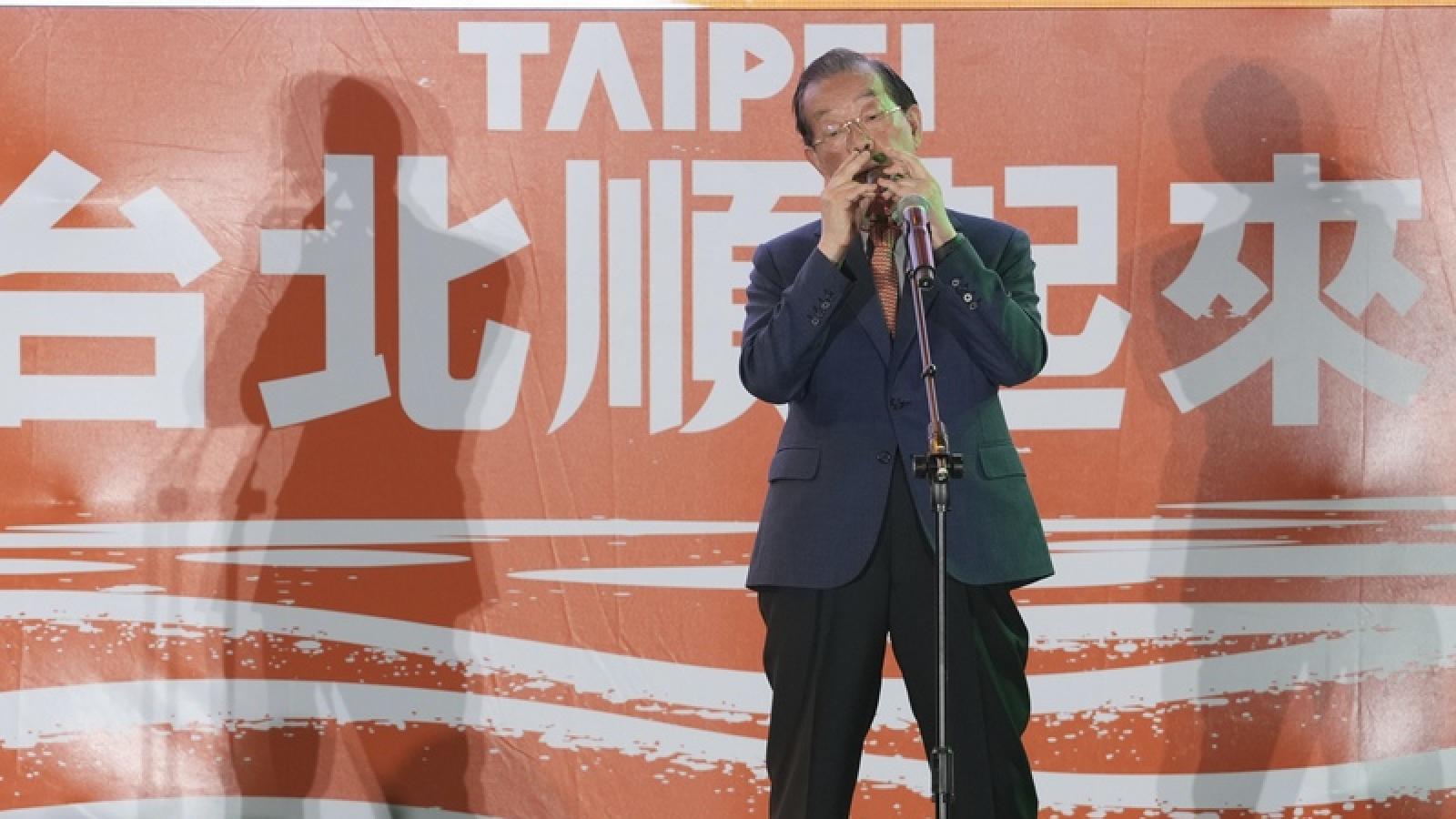 現身沈伯洋造勢吹陶笛!謝長廷:洋流一旦起來,沒什麼深藍的