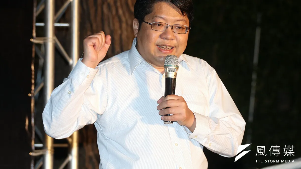 經民連召集人賴中強指出,雖然民進黨不會賣台,「但會被逼上談判桌」、「難道民進黨會萬年執政嗎?」所以一定要先把監督條例準備好。(蘇仲泓攝) 經民連召集人賴中強指出,雖然民進黨不會賣台,「但會被逼上談判桌」、「難道民進黨會萬年執政嗎?」所以一定要先把監督條例準備好。(蘇仲泓攝)