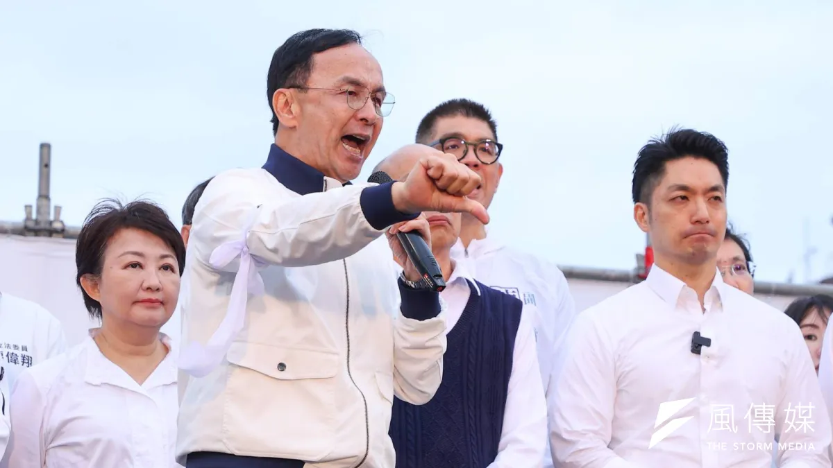 國民黨主席朱立倫(左)批判民進黨到處狙擊反綠共的人,而總統賴清德就是綠共頭子。(顏麟宇攝)