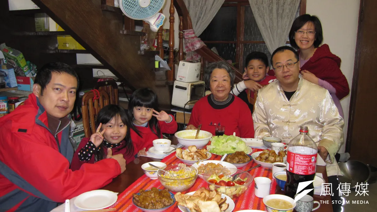 農曆新年全家大小團聚,因為心情愉快,很多人一不小心就有可能進食過量。(黃天如攝)