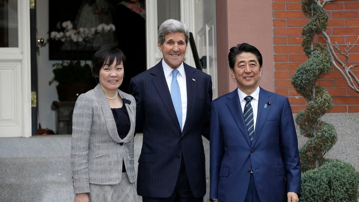 日本首相安倍晉三伉儷26日抵達波士頓,美國國務卿凱瑞(中)熱忱迎接。 日本首相安倍晉三伉儷26日抵達波士頓,美國國務卿凱瑞(中)熱忱迎接。